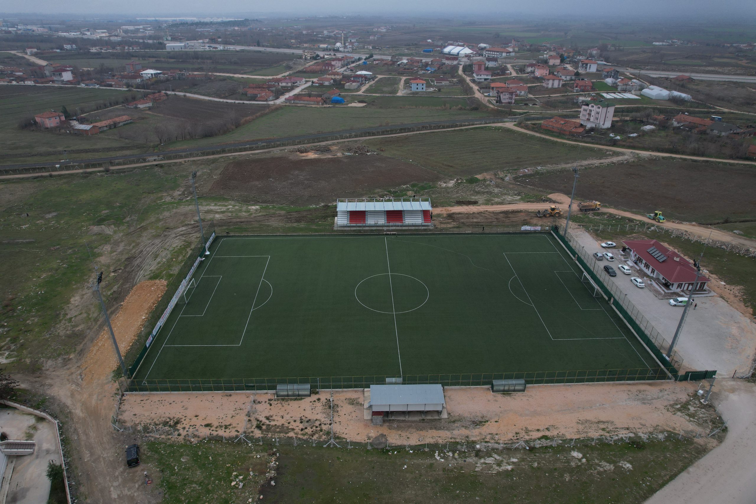 Sentetik Sahaya Tribün Yapımı Tamamlandı