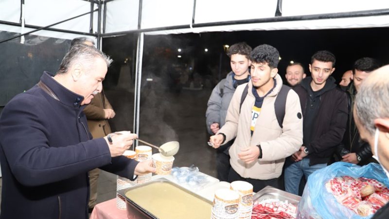 Rektör Elmacı’dan Gece Ders Çalışan Öğrencilere Çorba İkramı