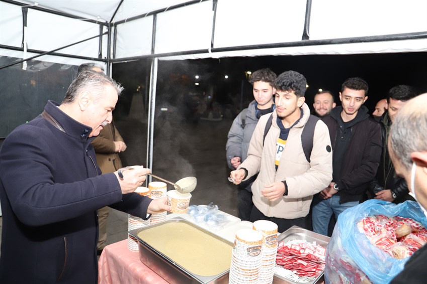 Rektör Elmacı’dan Gece Ders Çalışan Öğrencilere Çorba İkramı