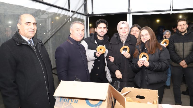 Rektör Elmacı’dan Öğrencilere Çay Simit İkramı