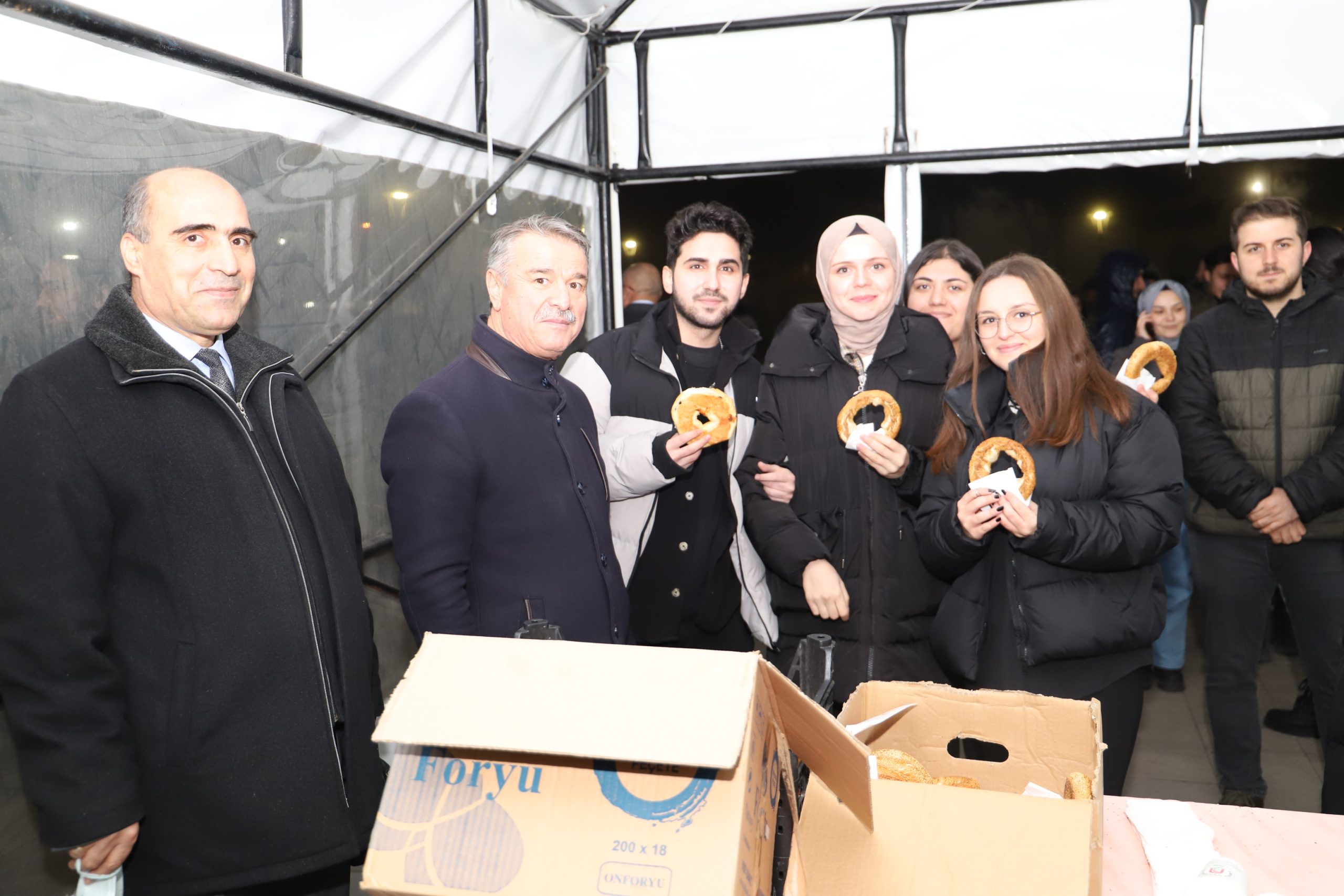 Rektör Elmacı’dan Öğrencilere Çay Simit İkramı