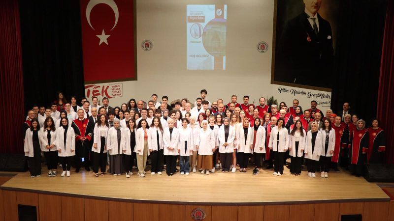 Amasya Üniversitesi Hekim Adaylarına Beyaz Önlük Giyme Töreni Düzenledi