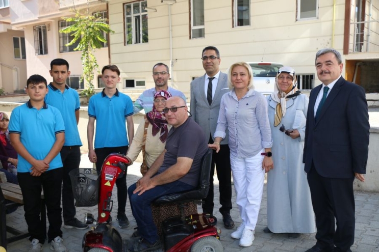 Engelli Vatandaşın Arızalanan Aracını Öğretmen ve Öğrenciler Tamir Etti