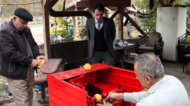 Kendi İmkanlarıyla Hurma Kabuk Soyma Makinesi Yaptı