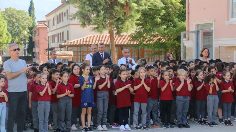 Îl Millî Eğitim Müdürü Mehmet Ali Katipoğlu Öğrenci ve Öğretmenlerle